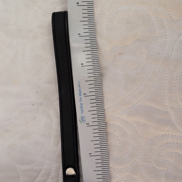 Oakley Soft Wristlet Glasses Case - Picture 8 of 8